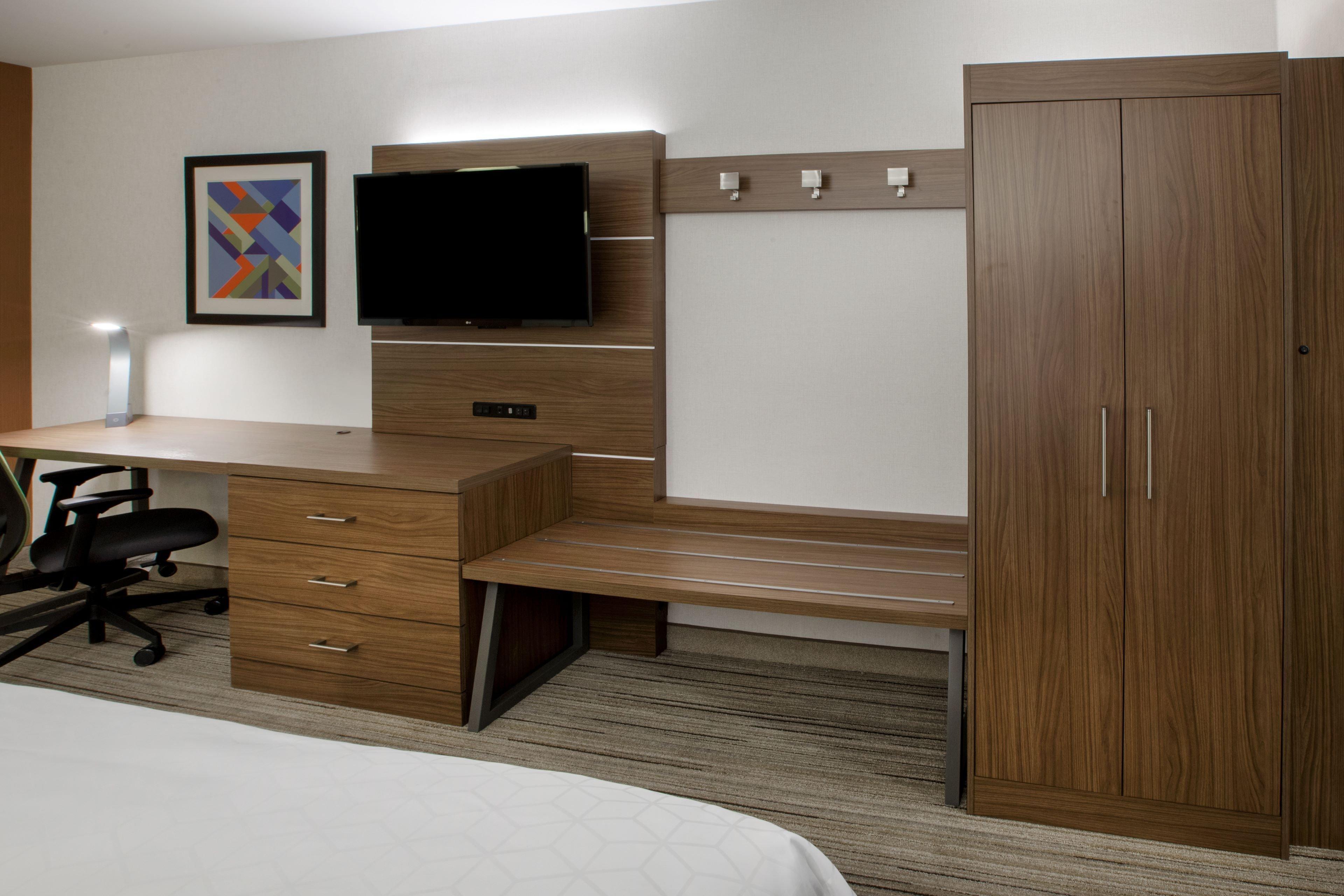 Holiday Inn Express & Suites - Redding By Ihg Exterior photo