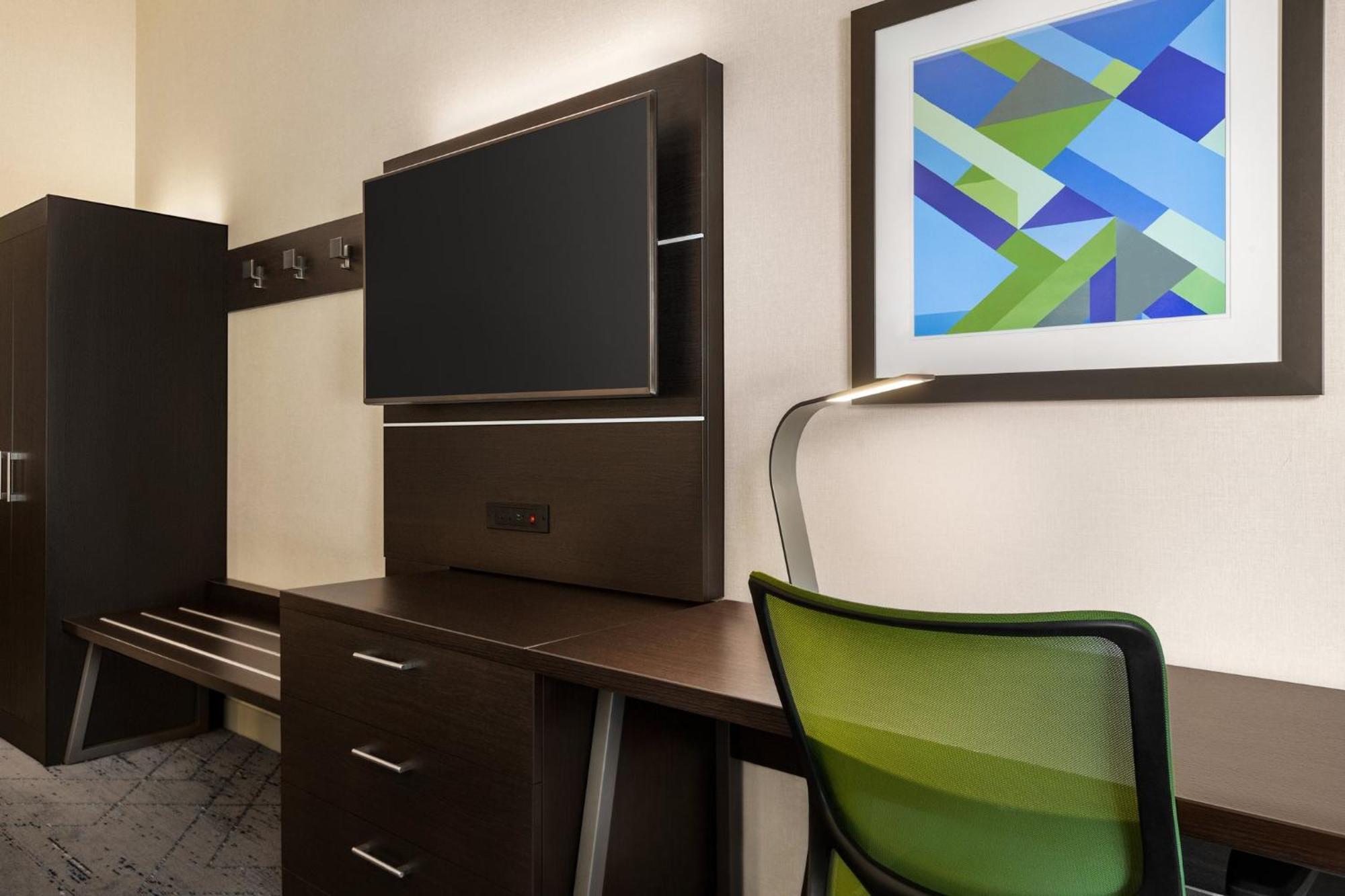 Holiday Inn Express & Suites - Redding By Ihg Exterior photo