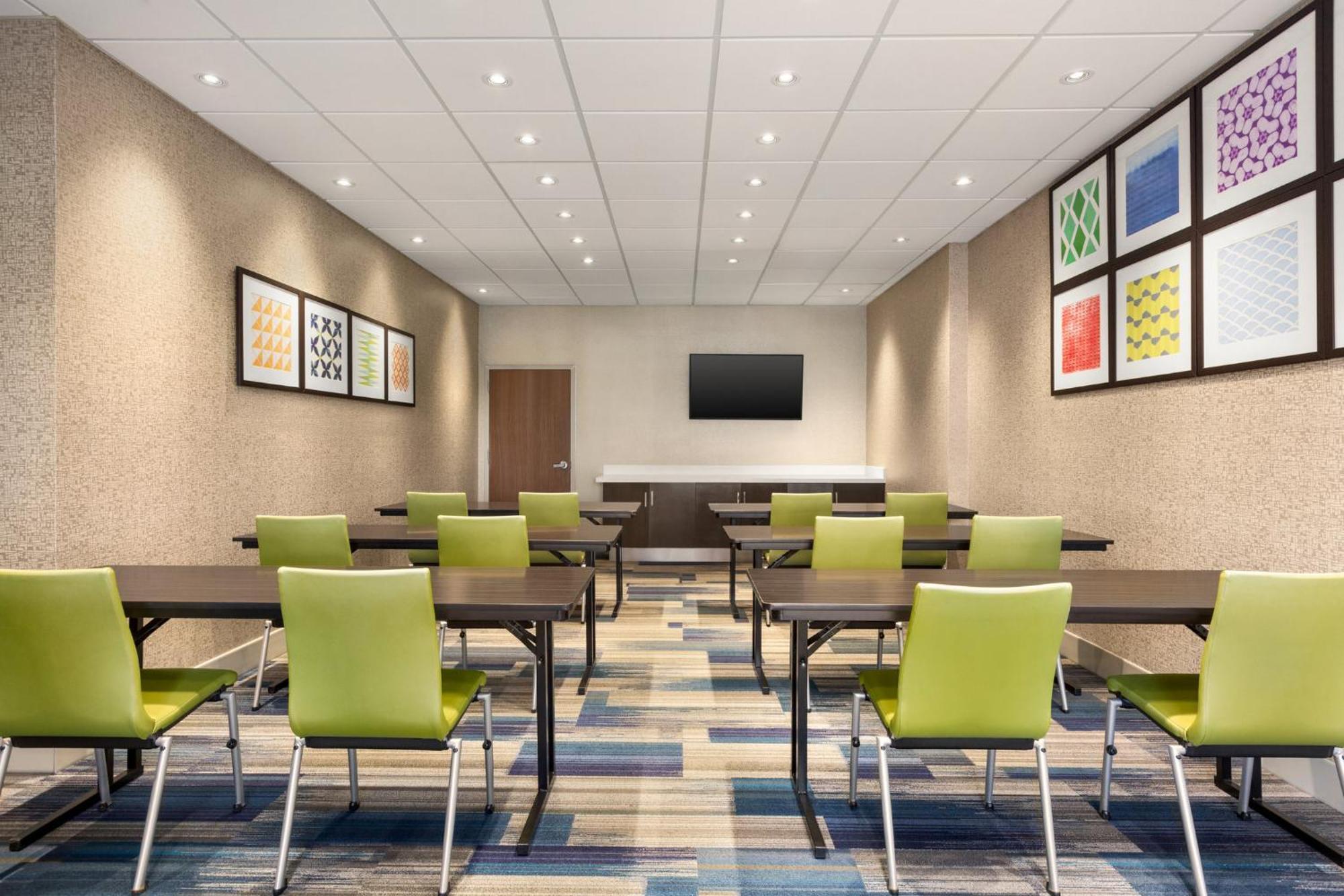 Holiday Inn Express & Suites - Redding By Ihg Exterior photo