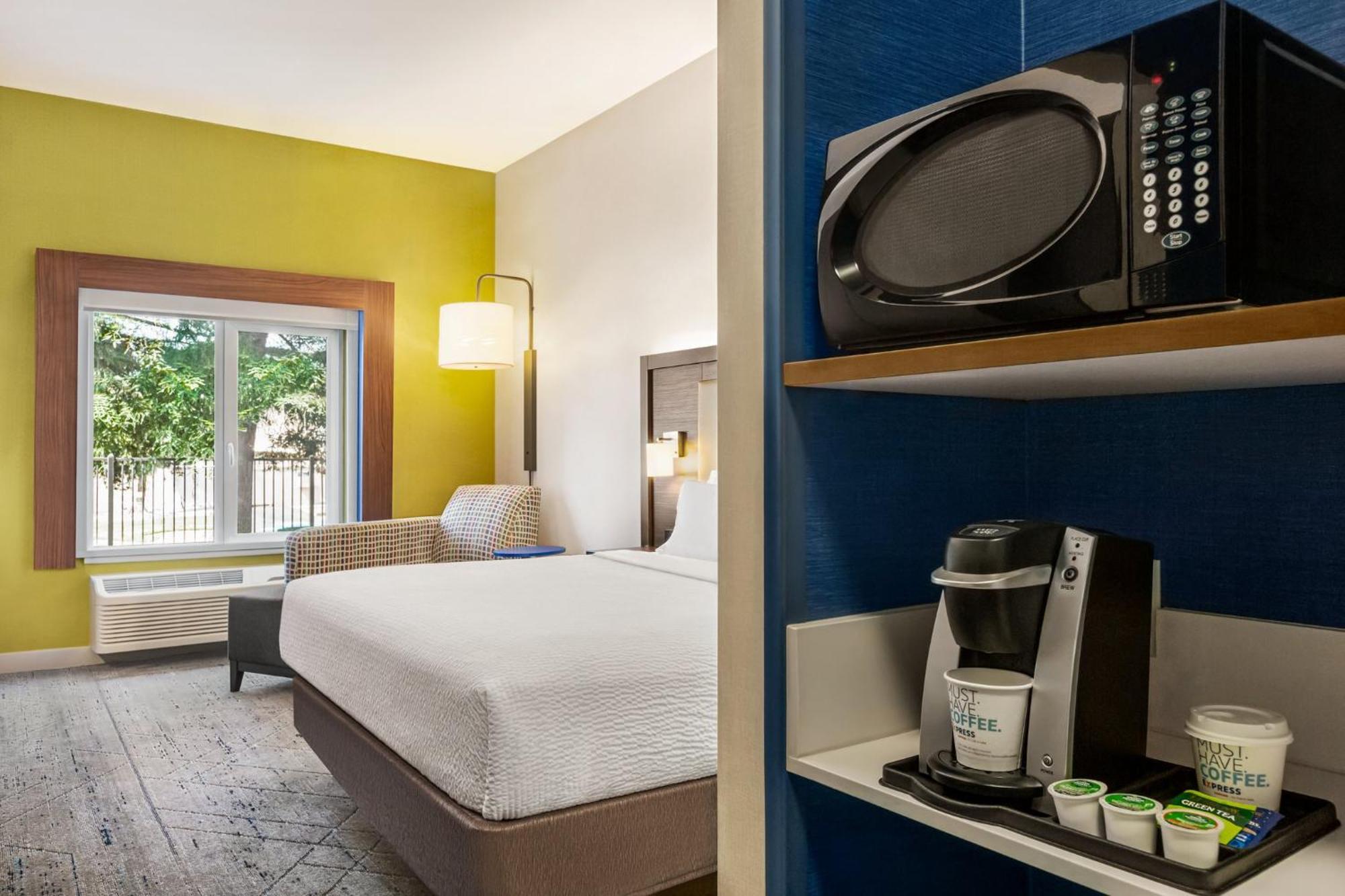 Holiday Inn Express & Suites - Redding By Ihg Exterior photo