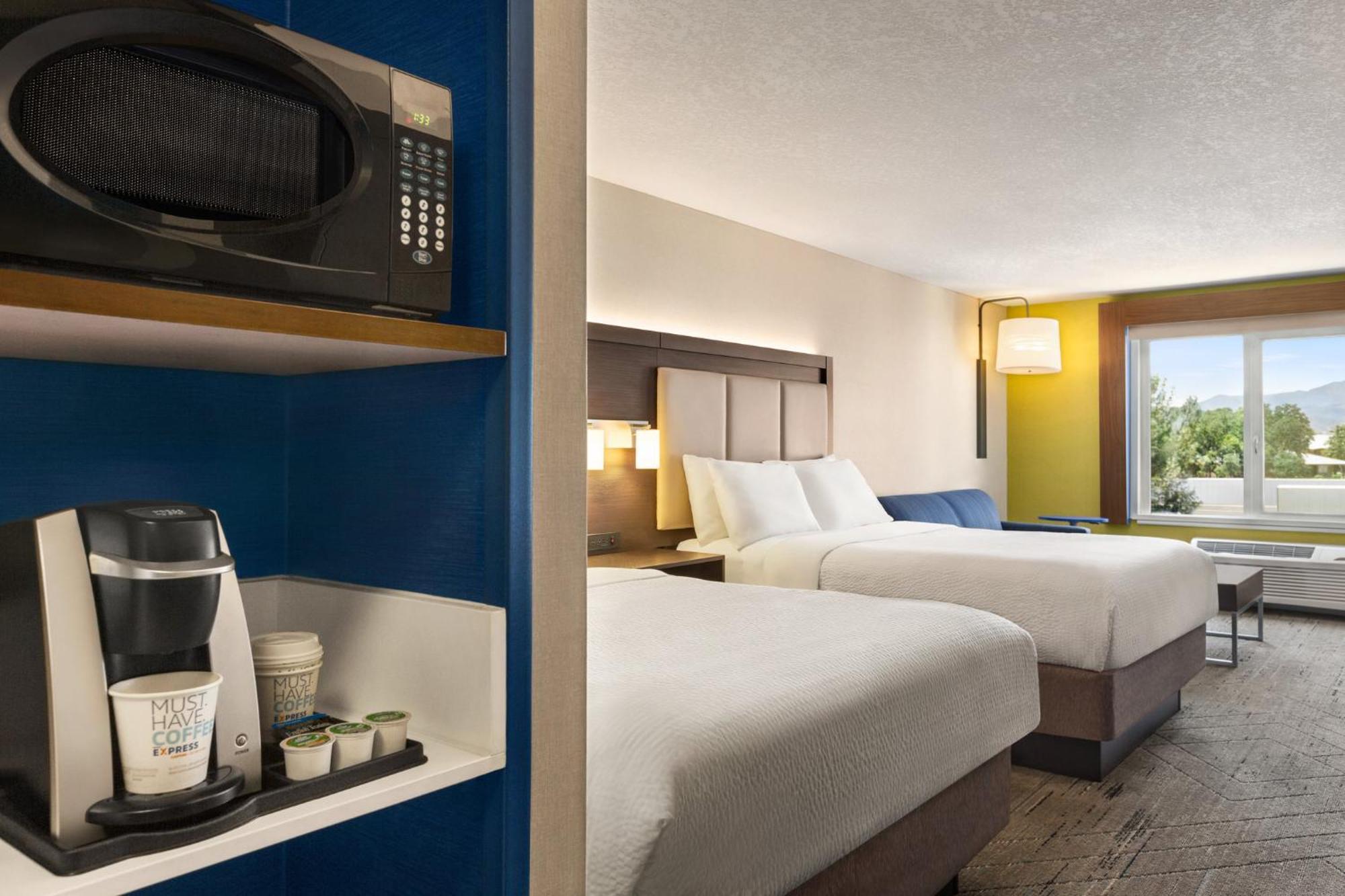Holiday Inn Express & Suites - Redding By Ihg Exterior photo